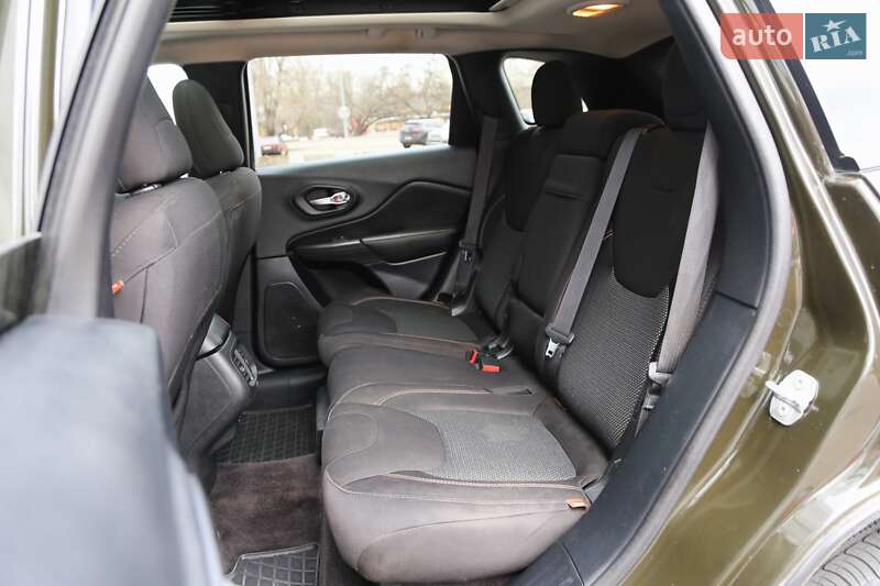 Позашляховик / Кросовер Jeep Cherokee 2016 в Києві