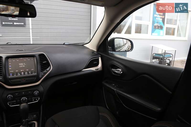 Позашляховик / Кросовер Jeep Cherokee 2016 в Києві