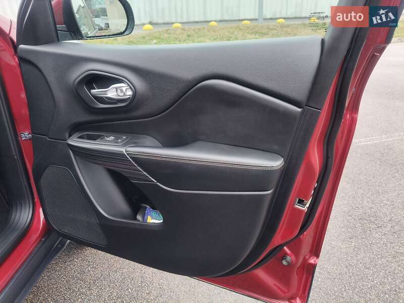 Внедорожник / Кроссовер Jeep Cherokee 2016 в Ирпене