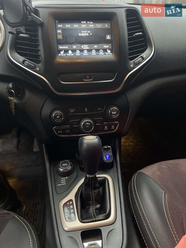 Внедорожник / Кроссовер Jeep Cherokee 2016 в Днепре