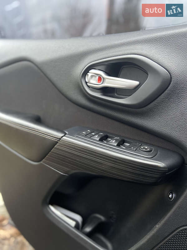 Внедорожник / Кроссовер Jeep Cherokee 2016 в Днепре