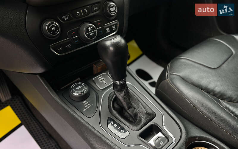 Внедорожник / Кроссовер Jeep Cherokee 2015 в Мукачево