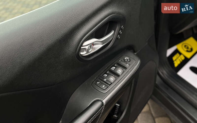 Внедорожник / Кроссовер Jeep Cherokee 2015 в Мукачево