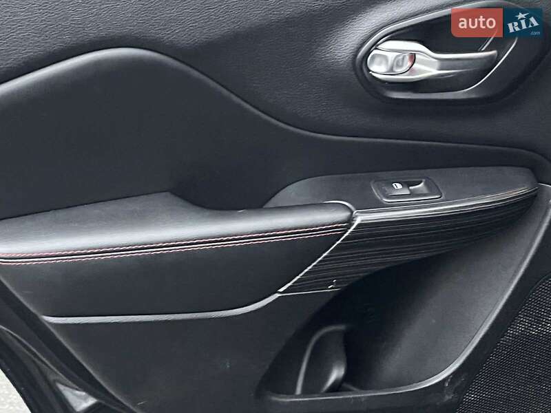 Позашляховик / Кросовер Jeep Cherokee 2015 в Києві