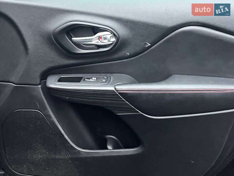 Позашляховик / Кросовер Jeep Cherokee 2015 в Києві