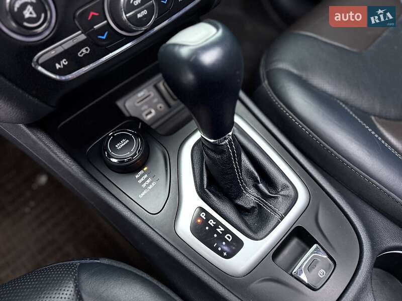 Внедорожник / Кроссовер Jeep Cherokee 2015 в Стрые