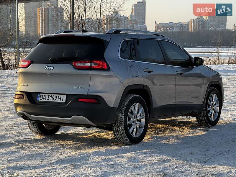 Внедорожник / Кроссовер Jeep Cherokee 2016 в Киеве