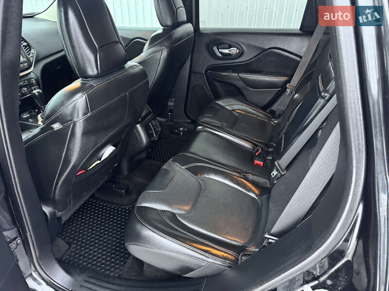 Внедорожник / Кроссовер Jeep Cherokee 2015 в Киеве