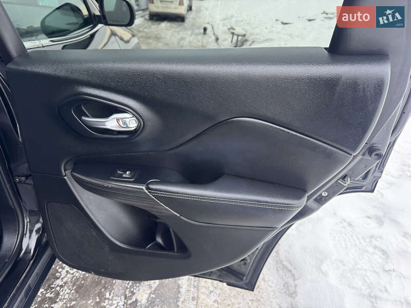 Внедорожник / Кроссовер Jeep Cherokee 2015 в Киеве