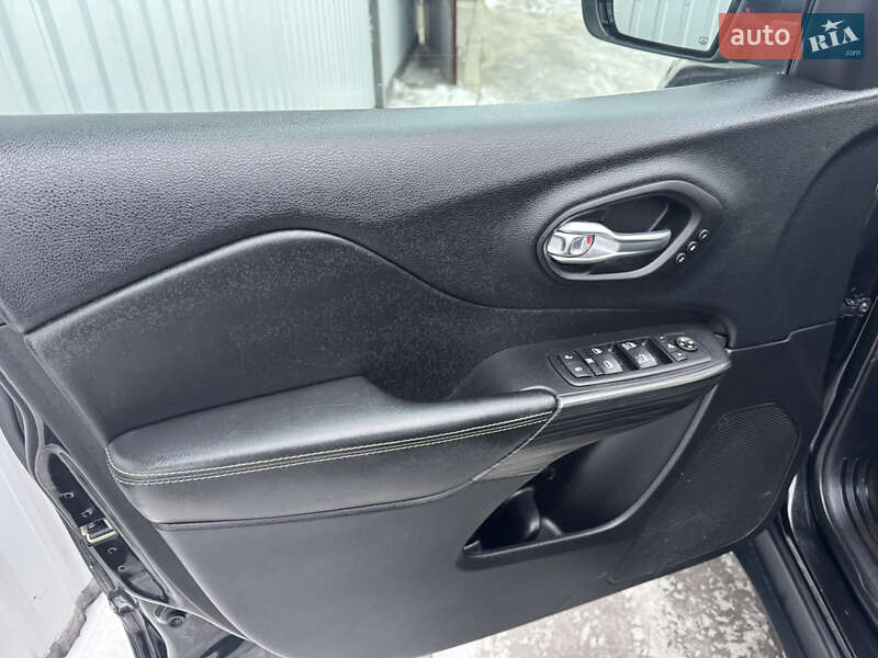 Внедорожник / Кроссовер Jeep Cherokee 2015 в Киеве