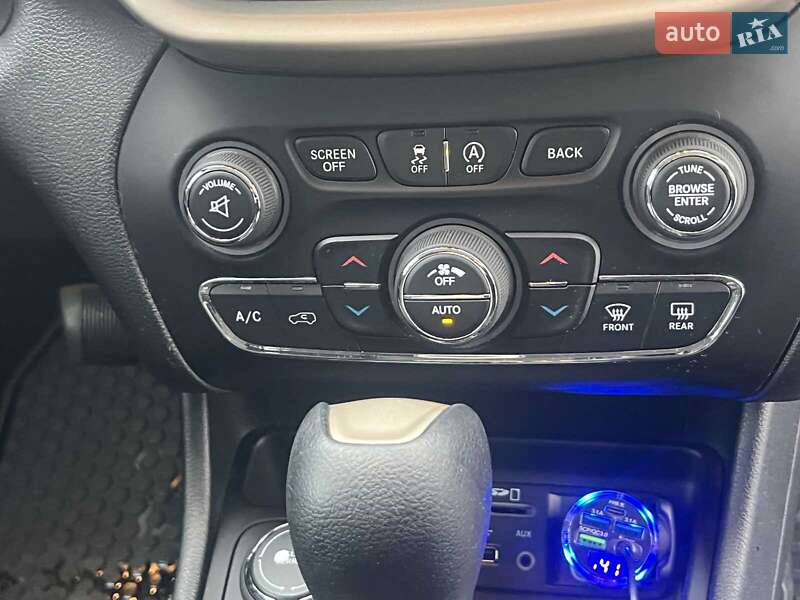 Внедорожник / Кроссовер Jeep Cherokee 2015 в Киеве