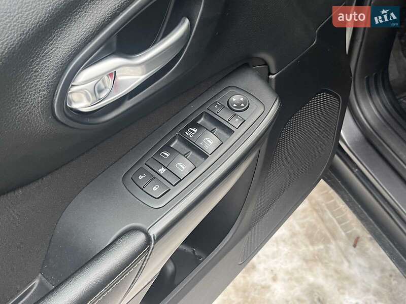 Внедорожник / Кроссовер Jeep Cherokee 2015 в Киеве