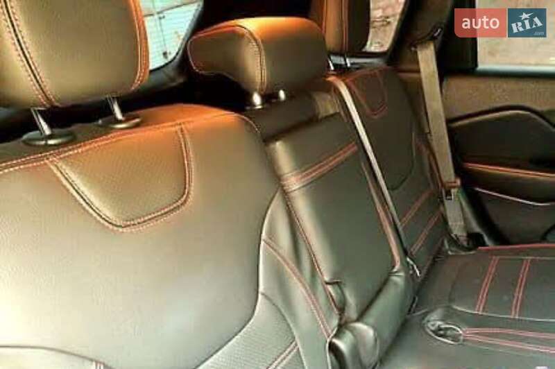 Внедорожник / Кроссовер Jeep Cherokee 2016 в Павлограде