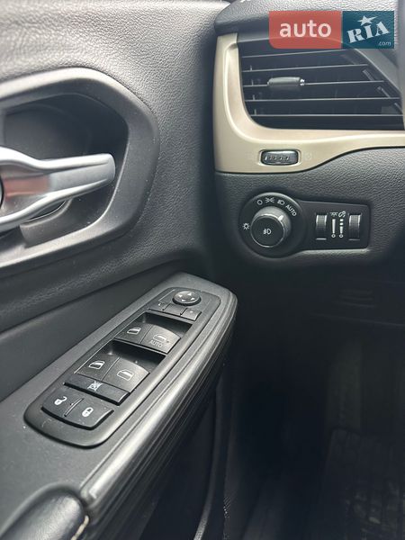 Внедорожник / Кроссовер Jeep Cherokee 2015 в Ивано-Франковске