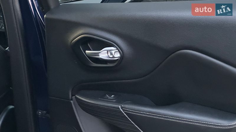 Внедорожник / Кроссовер Jeep Cherokee 2015 в Самборе