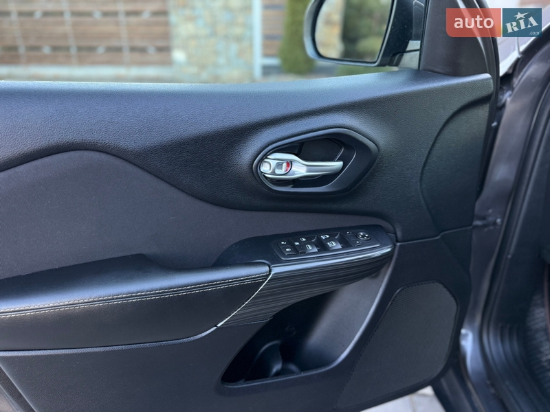 Внедорожник / Кроссовер Jeep Cherokee 2016 в Стрые