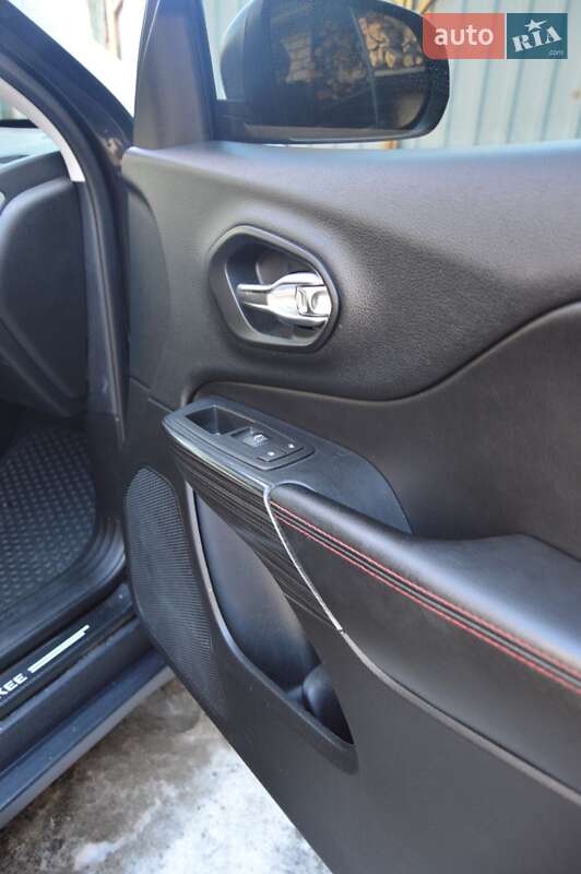 Внедорожник / Кроссовер Jeep Cherokee 2015 в Житомире