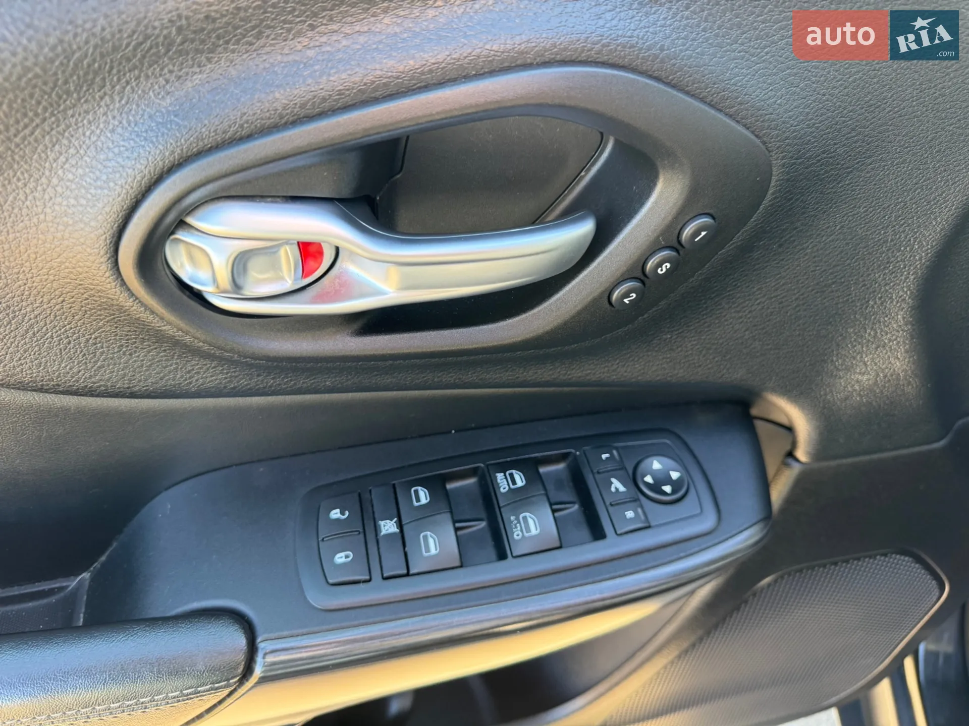 2015 Jeep Cherokee - мініатюра 31