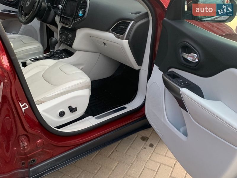 Внедорожник / Кроссовер Jeep Cherokee 2019 в Хмельницком