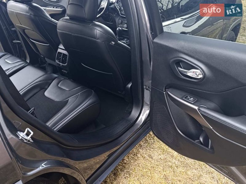 Внедорожник / Кроссовер Jeep Cherokee 2019 в Киеве