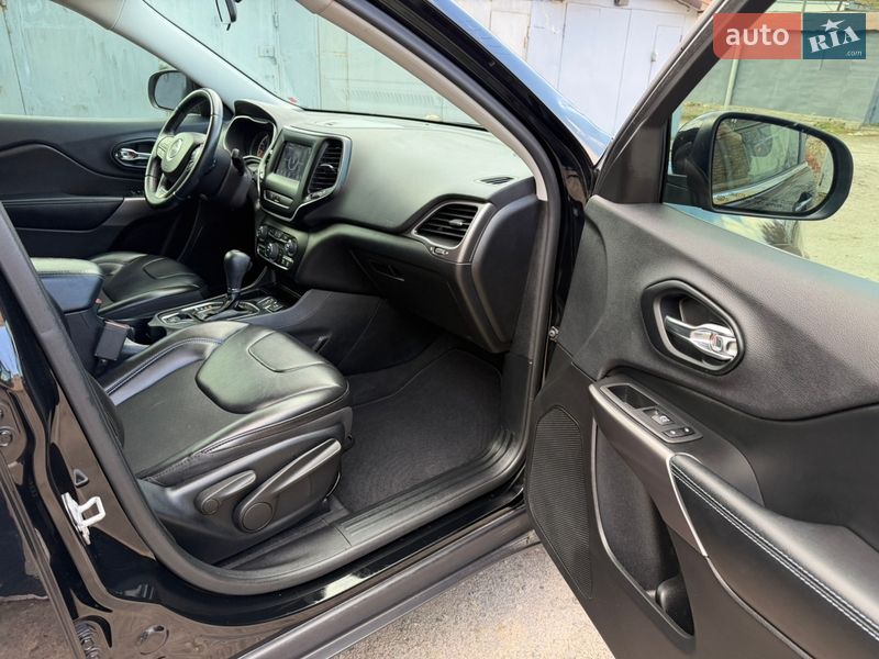 Внедорожник / Кроссовер Jeep Cherokee 2019 в Киеве
