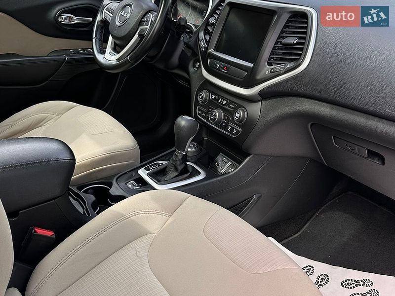 Внедорожник / Кроссовер Jeep Cherokee 2015 в Смеле