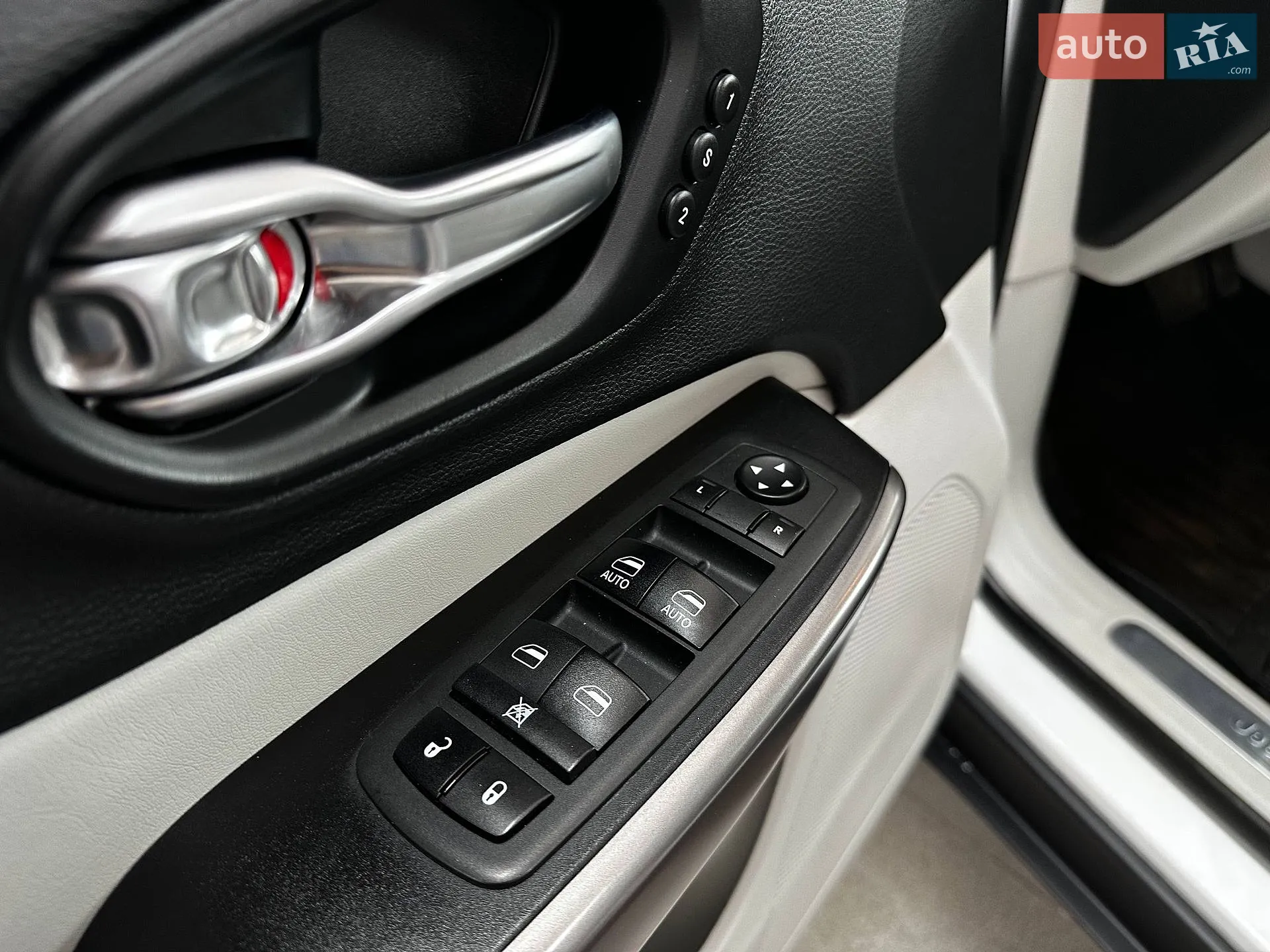 2019 Jeep Cherokee - мініатюра 14