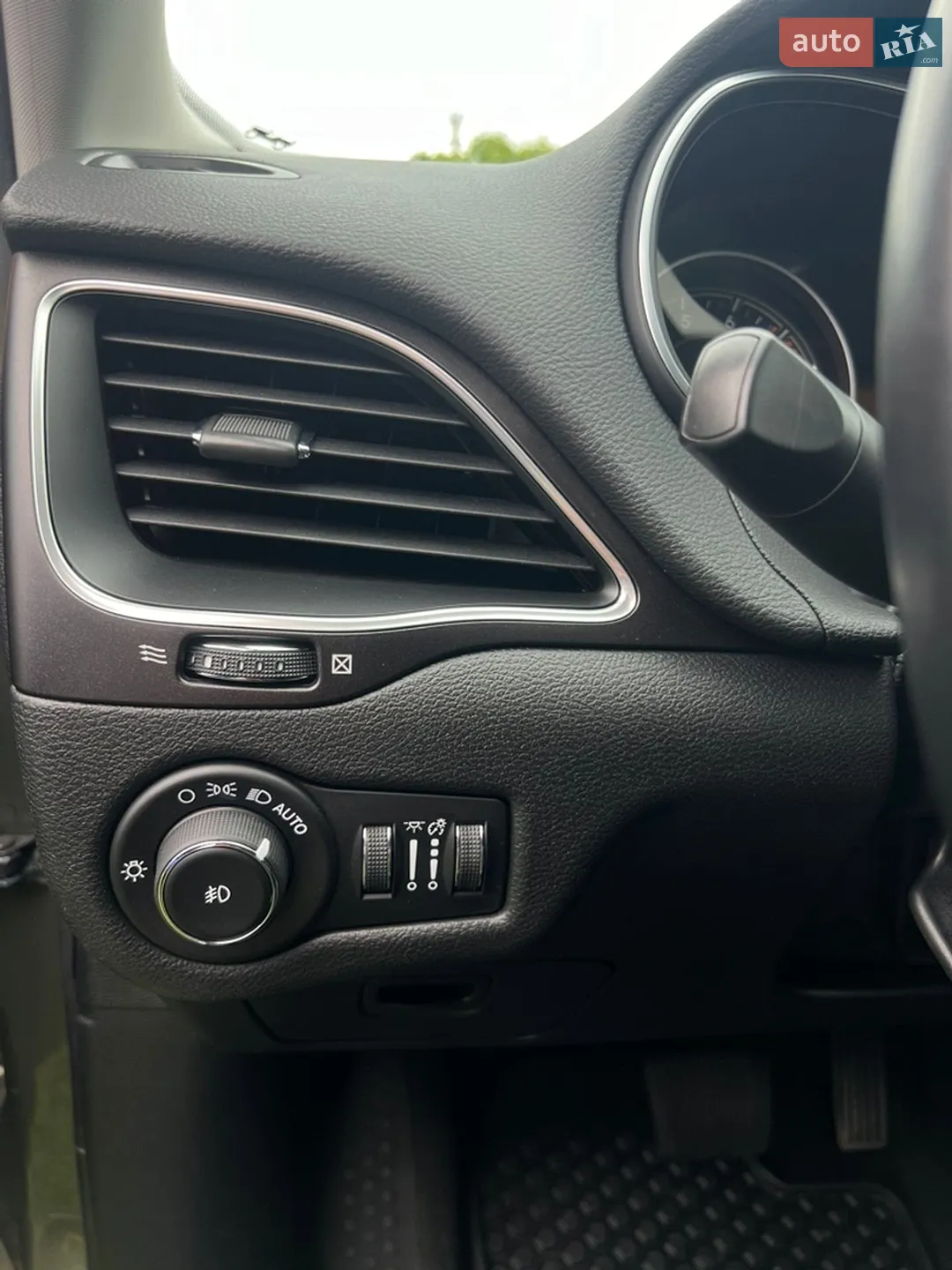 2019 Jeep Cherokee - мініатюра 29