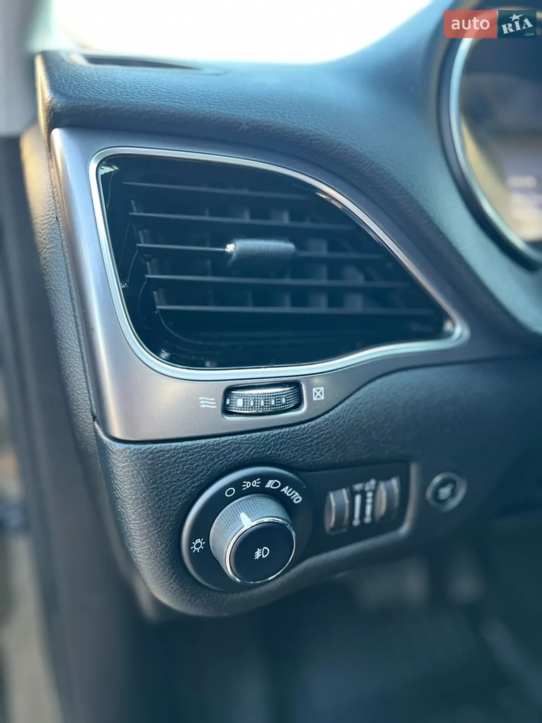2020 Jeep Cherokee - мініатюра 14