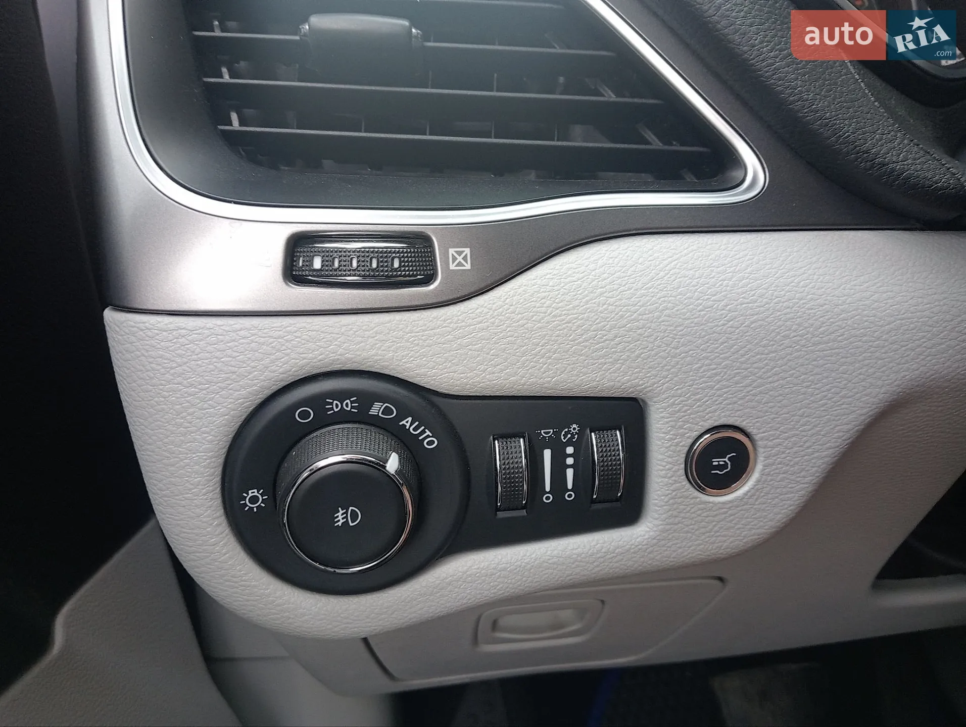 2020 Jeep Cherokee - мініатюра 16