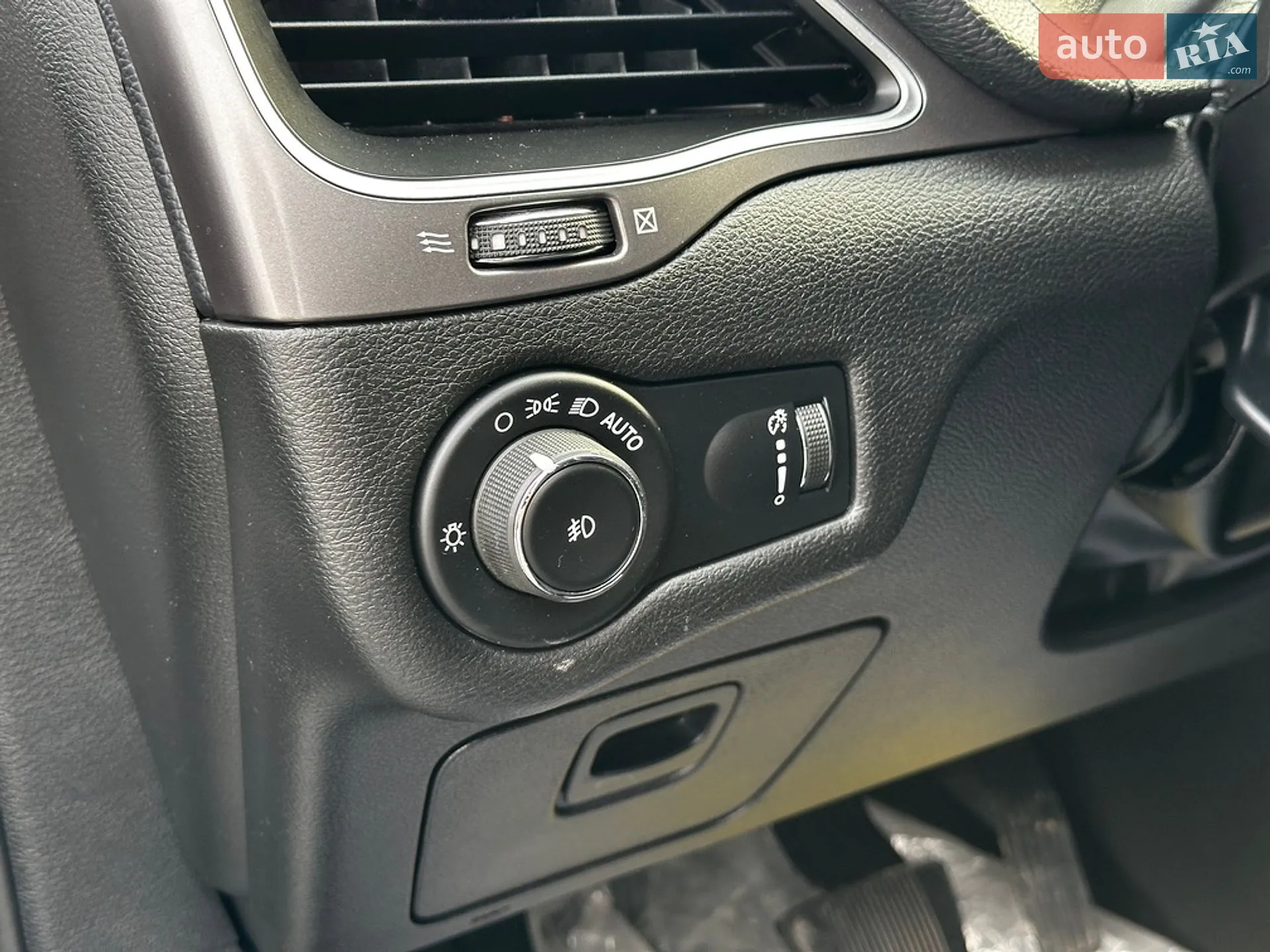2019 Jeep Cherokee - мініатюра 12