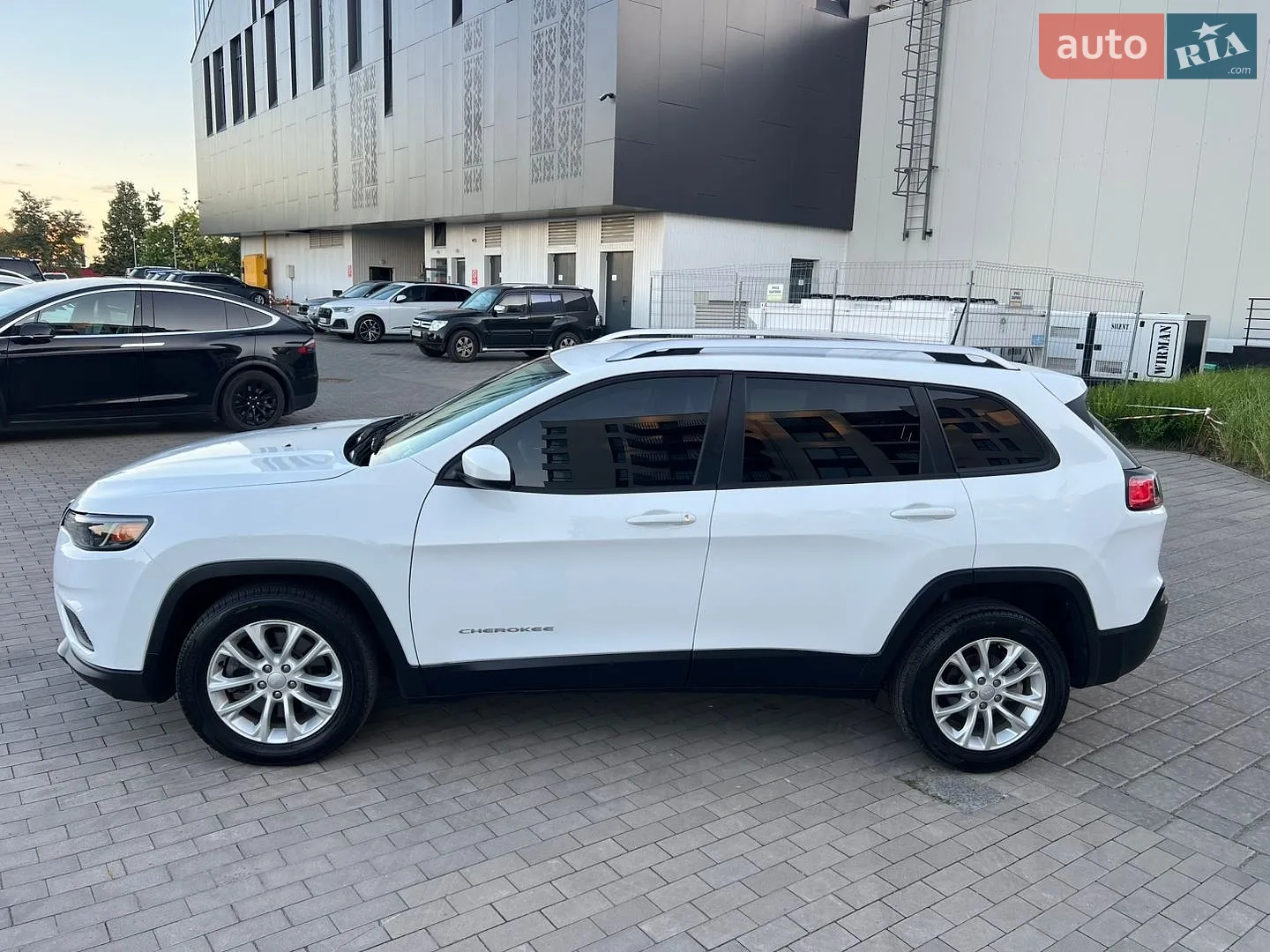 2020 Jeep Cherokee - мініатюра 25