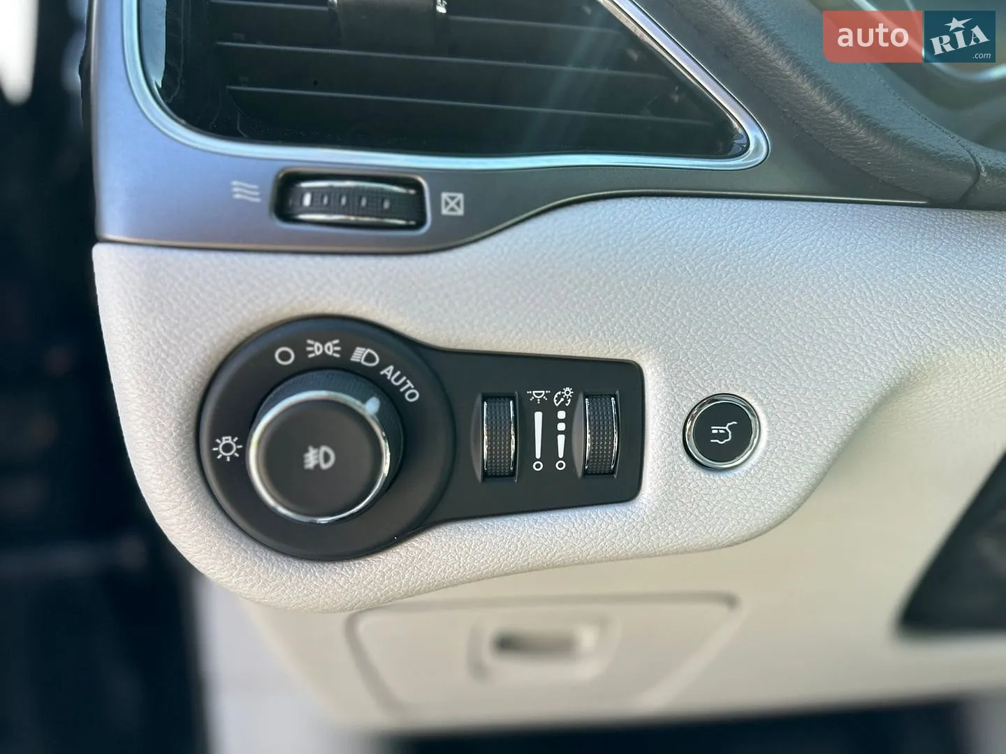 2019 Jeep Cherokee - мініатюра 13