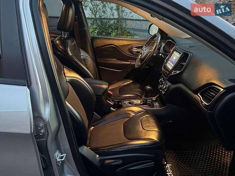 Внедорожник / Кроссовер Jeep Cherokee 2019 в Дубно
