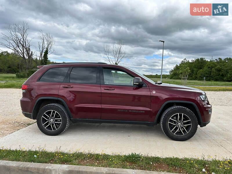 Внедорожник / Кроссовер Jeep Grand Cherokee 2016 в 