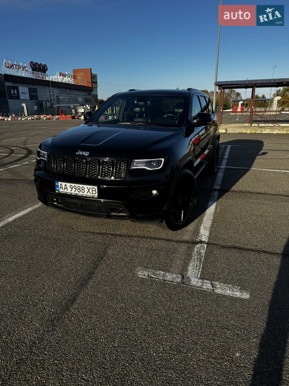 Другий власник в Україні, авто купляв у нашому клубі, пошкодження мінімальні, заміна 2х дверей та крила, безпека ціла. Все доглянуто, є сервісна історія, ТО зроблено на пробігу 146т. км, ТО робилось завжди з інтервалом 5-7т.км. Шумоізоляція дверей, кермо з дерев'яною вставкою, салон Overlend з пробегом 50т.км та вентиляцією,шкіра! ( не єкокшкіра, як завжди) світло AMS bi led z7 3, два комплекта  гуми - зима 1 сезон, всесезонна ще на 1 сезон. Диски по 1200 евро за шт, два крюка з переду, один с заду, топова штора в багажнику, подлокотник обтягнутий шкірою , жовті повороти, усі меню на російський мові.
