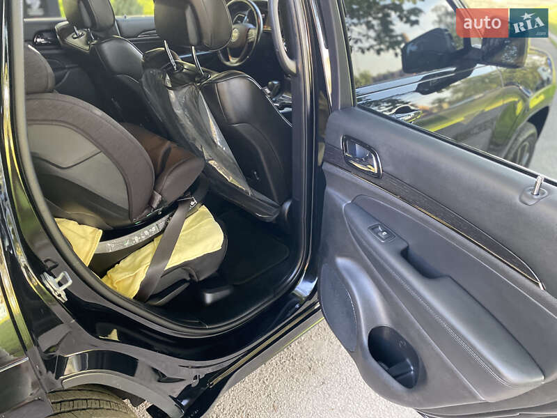 Внедорожник / Кроссовер Jeep Grand Cherokee 2019 в Киеве фото 17 Внедорожник / Кроссовер Jeep Grand Cherokee 2019 в Киеве