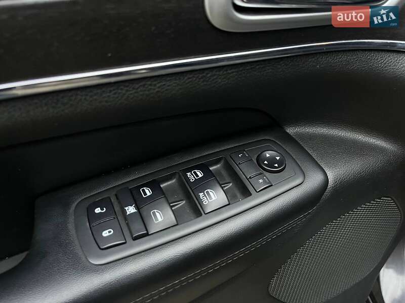 Внедорожник / Кроссовер Jeep Grand Cherokee 2017 в Киеве фото 16 Внедорожник / Кроссовер Jeep Grand Cherokee 2017 в Киеве