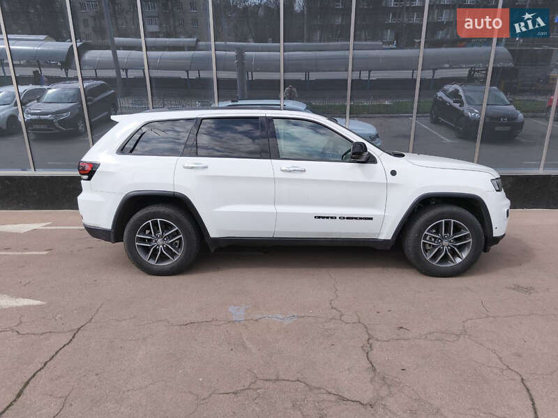 Внедорожник / Кроссовер Jeep Grand Cherokee 2017 в Киеве