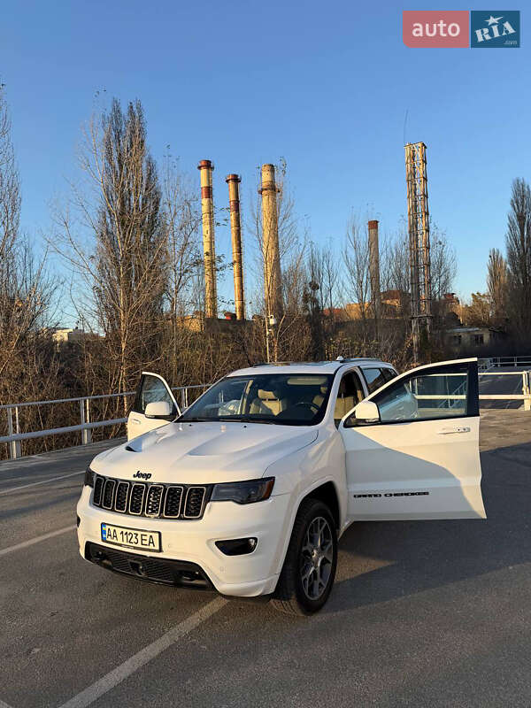 Внедорожник / Кроссовер Jeep Grand Cherokee 2016 в Киеве