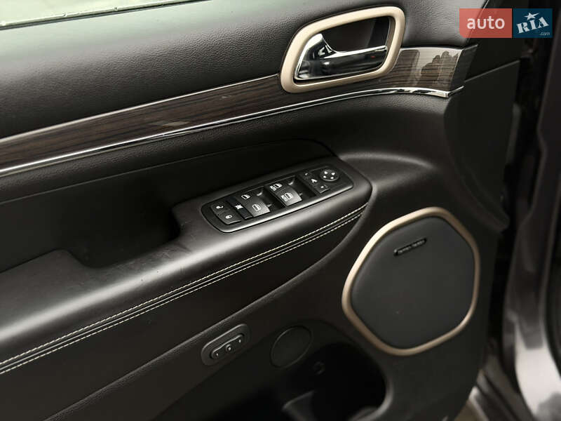 Позашляховик / Кросовер Jeep Grand Cherokee 2016 в Києві