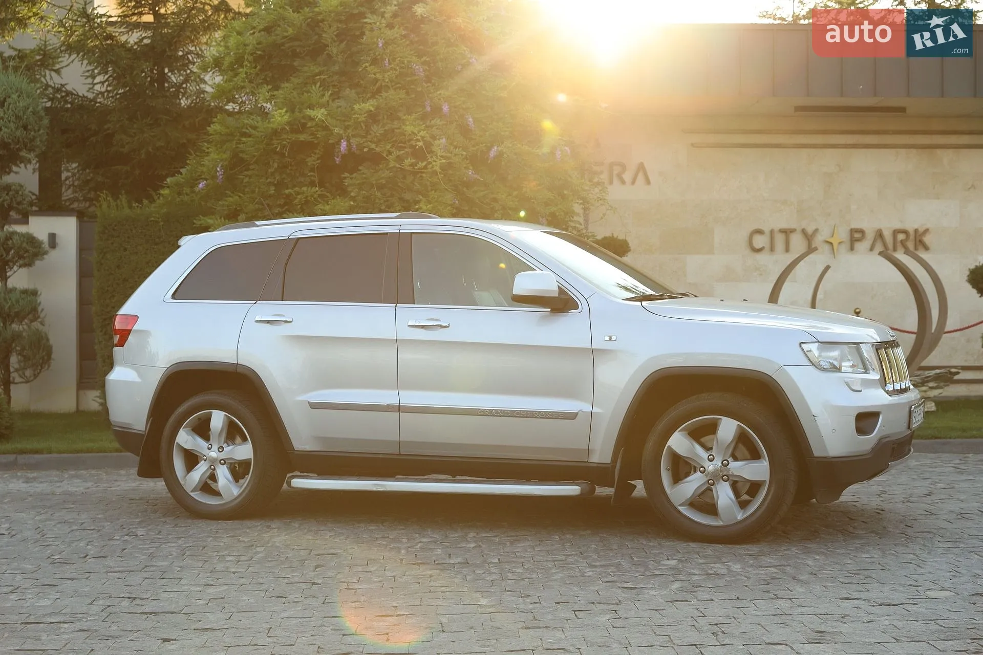 2011 Jeep Grand Cherokee - мініатюра 2