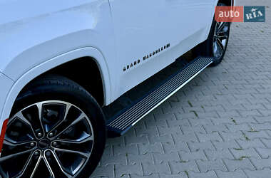 Внедорожник / Кроссовер Jeep Grand Wagoneer 2022 в 