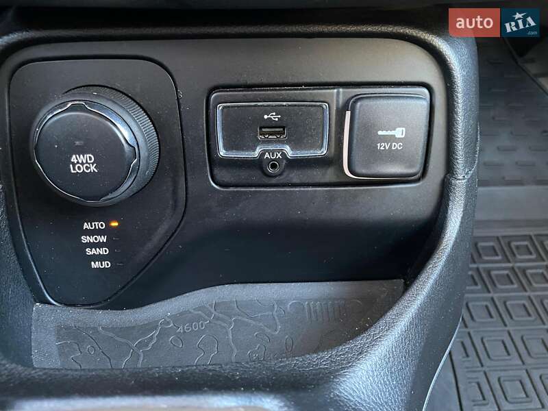 Позашляховик / Кросовер Jeep Renegade 2015 в Чернівцях