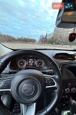 Внедорожник / Кроссовер Jeep Renegade 2015 в 