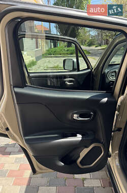 Внедорожник / Кроссовер Jeep Renegade 2016 в 