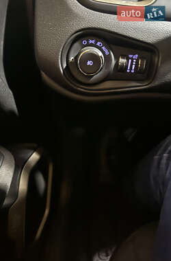 Внедорожник / Кроссовер Jeep Renegade 2015 в 