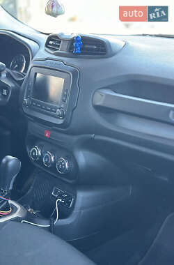 Внедорожник / Кроссовер Jeep Renegade 2016 в 