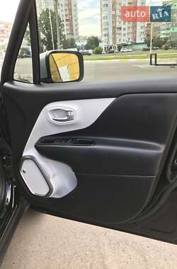 Внедорожник / Кроссовер Jeep Renegade 2018 в 