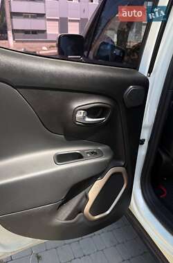 Внедорожник / Кроссовер Jeep Renegade 2016 в 